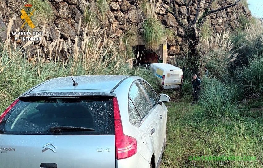La Guardia Civil detiene a los presuntos autores del robo de una furgoneta cuando la intentaban abandonar