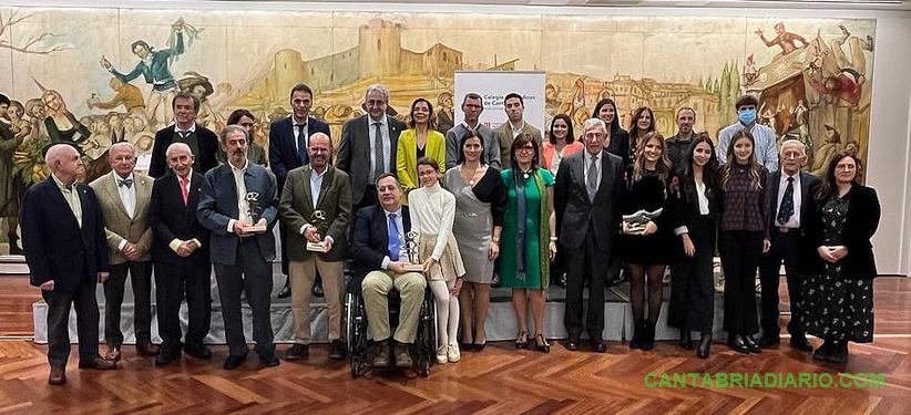 El Colegio de Médicos entrega a los doctores Sergio Maldonado, Francisco Javier Perales y José Antonio Andrés Verael Premio al Mérito Profesional