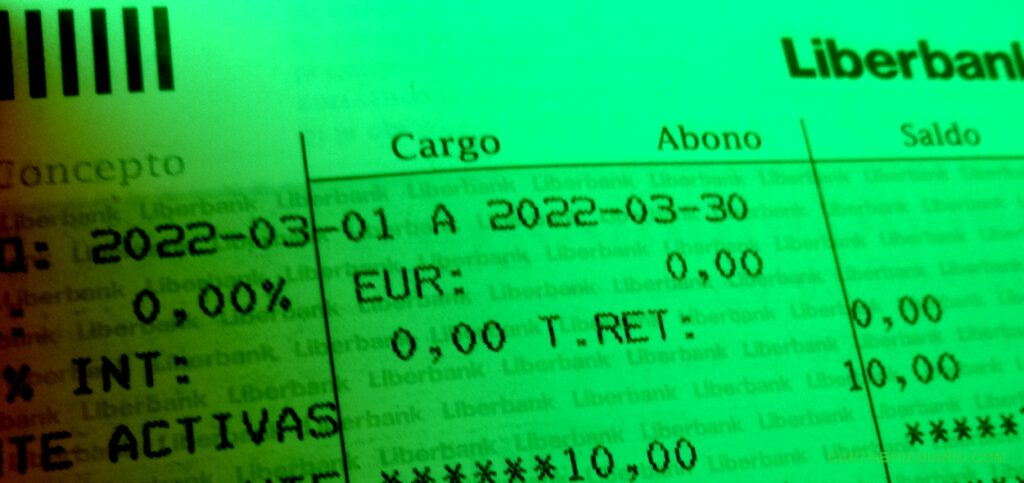 Adiós a las cartillas: los bancos expulsan del sistema a millones de ancianos