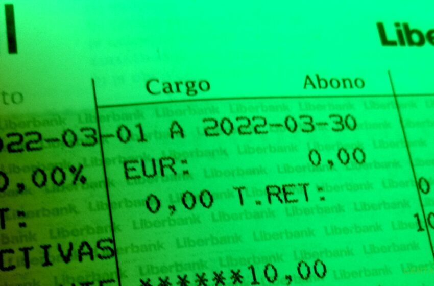 Adiós a las cartillas: los bancos expulsan del sistema a millones de ancianos