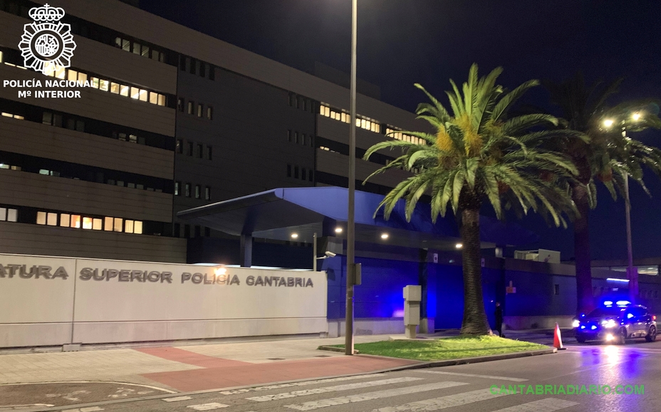La Policía Nacional detiene a dos varones por el hurto en el interior de siete vehículos