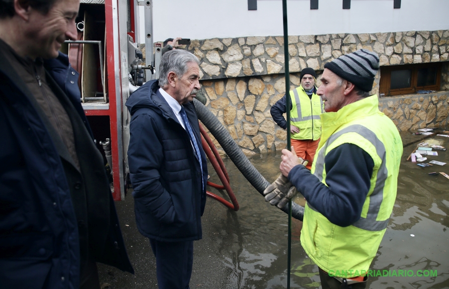 Revilla visita zonas inundadas en Liendo y Laredo - Foto: Nacho Romero, gobierno de Cantabria