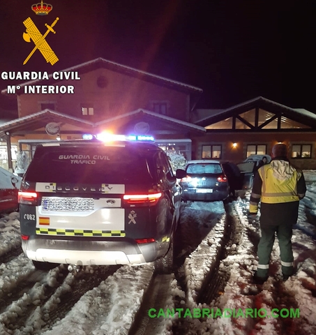 La Guardia Civil rescata trece turismos atrapados en la A67