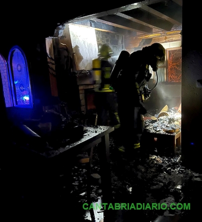 Un incendio calcina parte de una casa de Aniezo