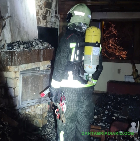 Un incendio calcina parte de una casa de Aniezo