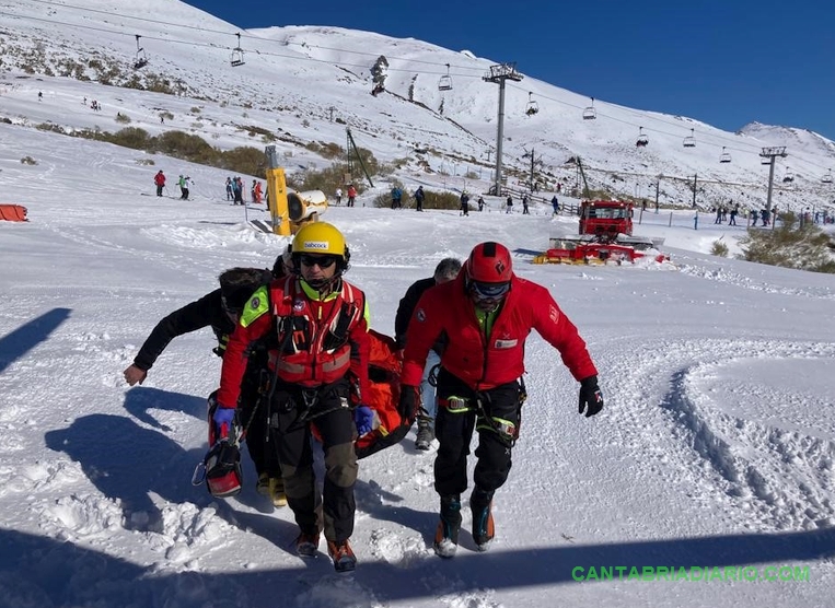 El helicóptero del Gobierno traslada a un esquiador desde Alto Campoo para ser atendido de varios traumatismos