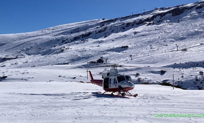 El helicóptero del Gobierno traslada a un esquiador desde Alto Campoo para ser atendido de varios traumatismos