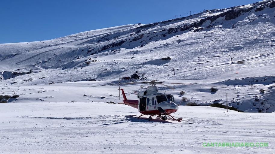 El helicóptero del Gobierno traslada a un esquiador desde Alto Campoo para ser atendido de varios traumatismos