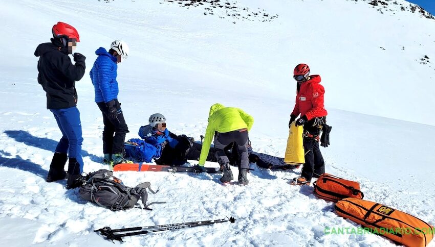 Evacuado un esquiador de travesía accidentado en la sierra de Peña Sagra