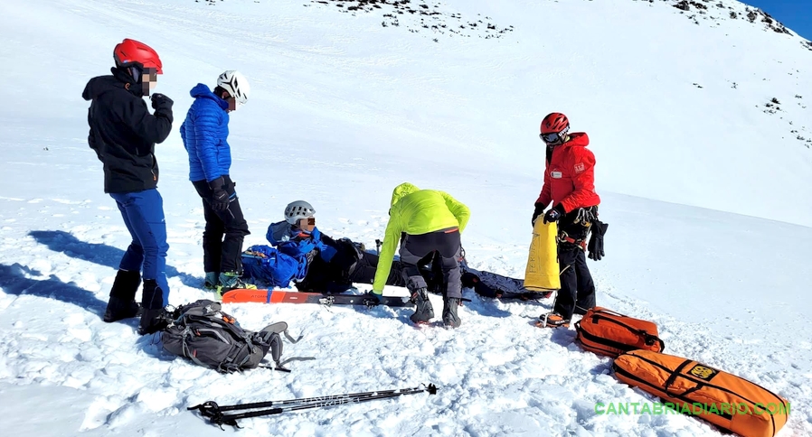 Evacuado un esquiador de travesía accidentado en la sierra de Peña Sagra