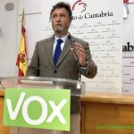 VOX pide "ceses inmediatos" en Obras Públicas y "explicaciones" del PRC Cristóbal Palacio portavoz de VOX en el Parlamento de Cantabria