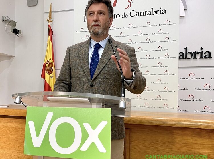 VOX pide "ceses inmediatos" en Obras Públicas y "explicaciones" del PRC Cristóbal Palacio portavoz de VOX en el Parlamento de Cantabria