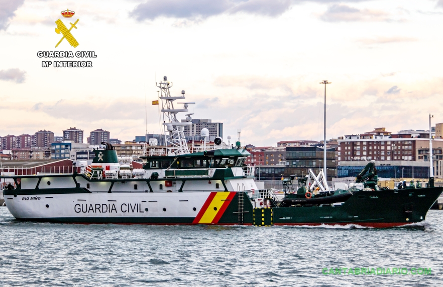El buque "Río Miño" de la Guardia Civil vigila las costeras de la caballa y la anchoa