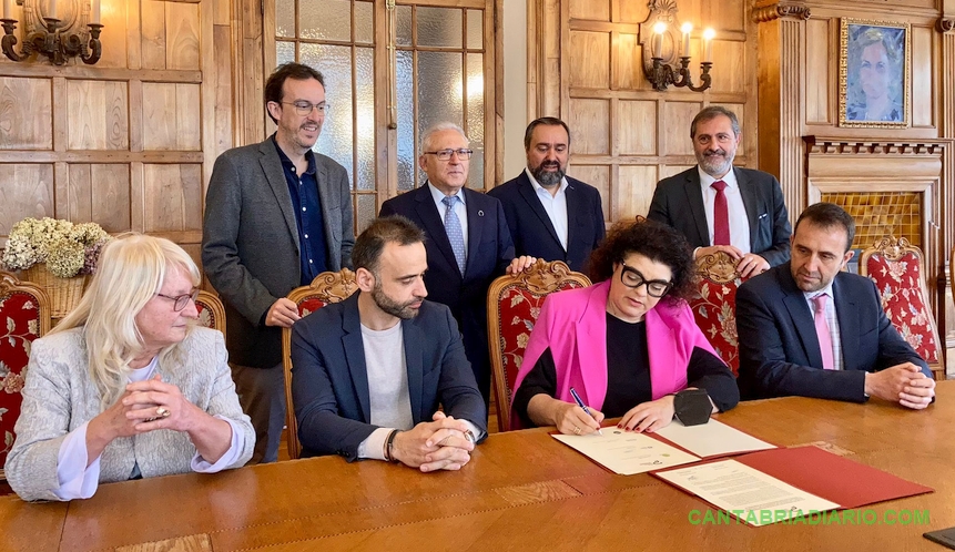 En la imagen de archivo Olga Agüero firma la adhesión del Colegio de Periodistas de Cantabria a la Red de Colegios de Periodistas