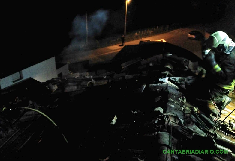 Bomberos del 112 extinguen un incendio en una vivienda de Lamadrid