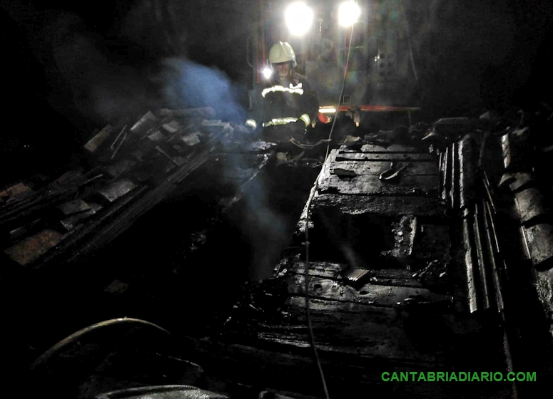 Bomberos del 112 extinguen un incendio en una vivienda de Lamadrid