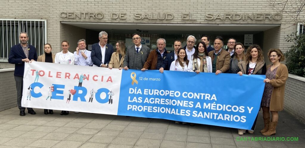 El consejero de Sanidad asiste a la concentración contra las agresiones a profesionales de la salud