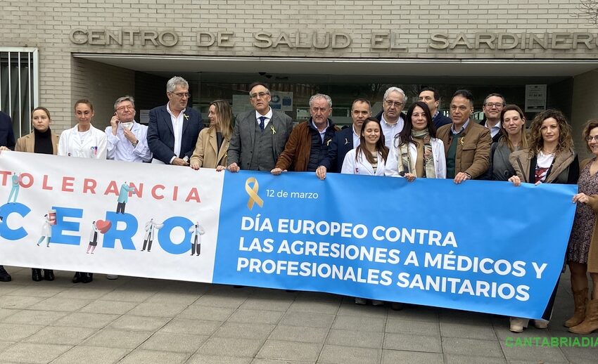 El consejero de Sanidad asiste a la concentración contra las agresiones a profesionales de la salud