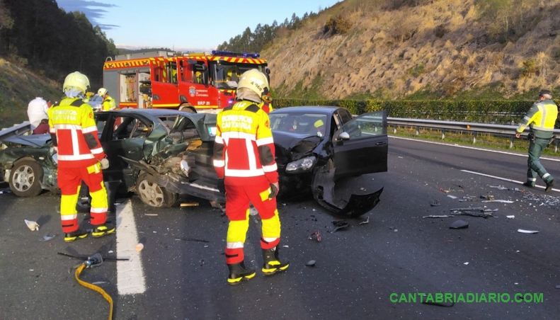 Accidente de tres vehículos en la A-8 a su paso por Valdáliga
