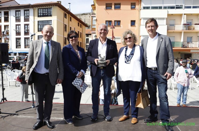 Juan Ramón Lucas recibe el premio de las Villas Marineras