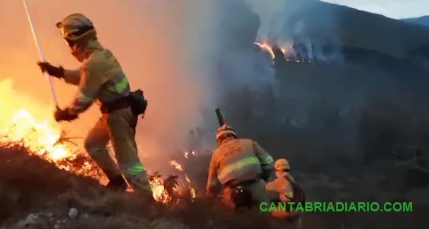 En la imagen y vídeo los trabajos de extinción del incendio en Lamiña (Ruente)