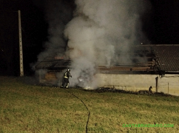 Extinguido de madrugada un incendio en una nave ganadera de Villacarriedo