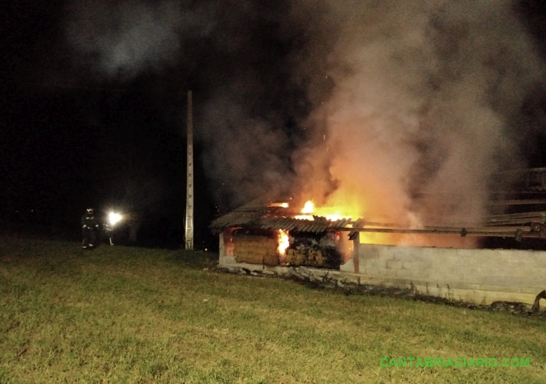 Extinguido de madrugada un incendio en una nave ganadera de Villacarriedo