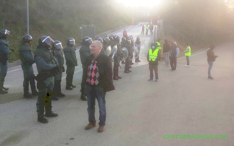 En la imagen proporcionada por CCOO se ven más policías que manifestantes