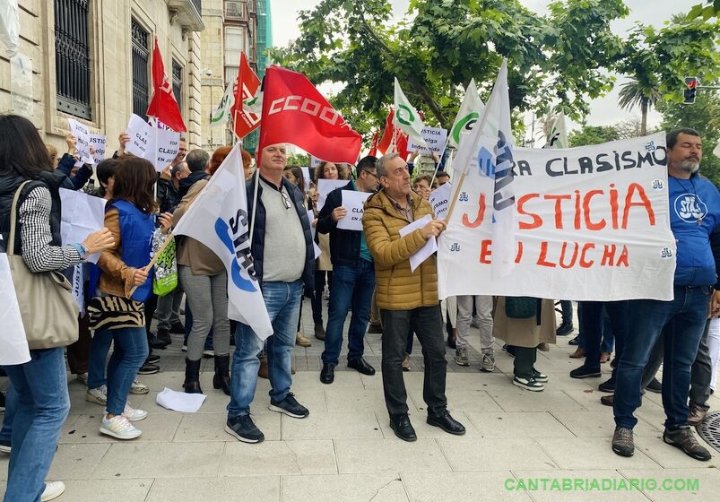 El personal de Justicia se concentra ante la Delegación de Hacienda y cifra en un 85% el seguimiento de la huelga