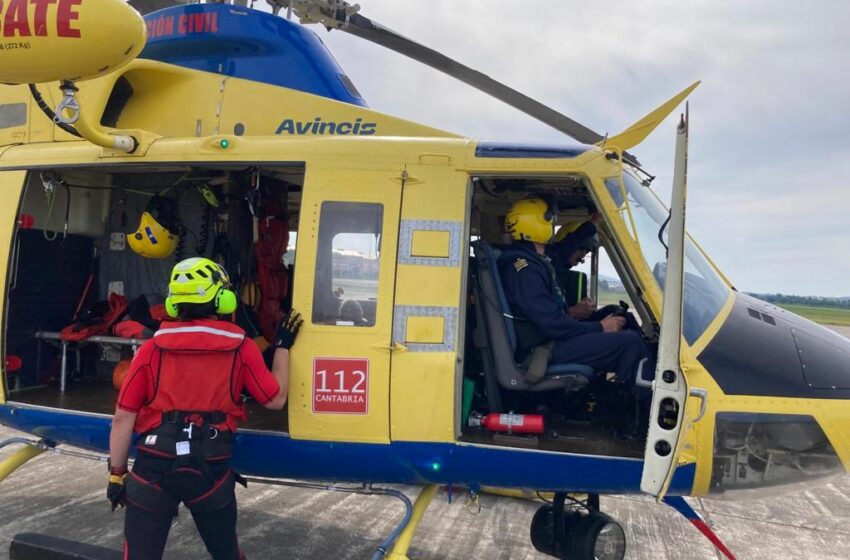  El helicóptero del Gobierno rescata a un herido tras una caída en un área de rocas en Isla