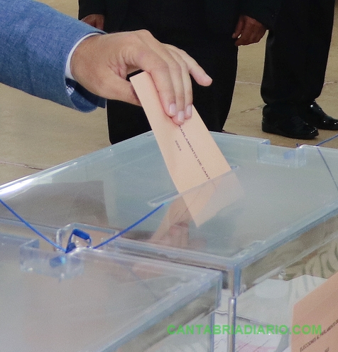 En la imagen una persona mete su voto en una urna (C) Foto: David Laguillo