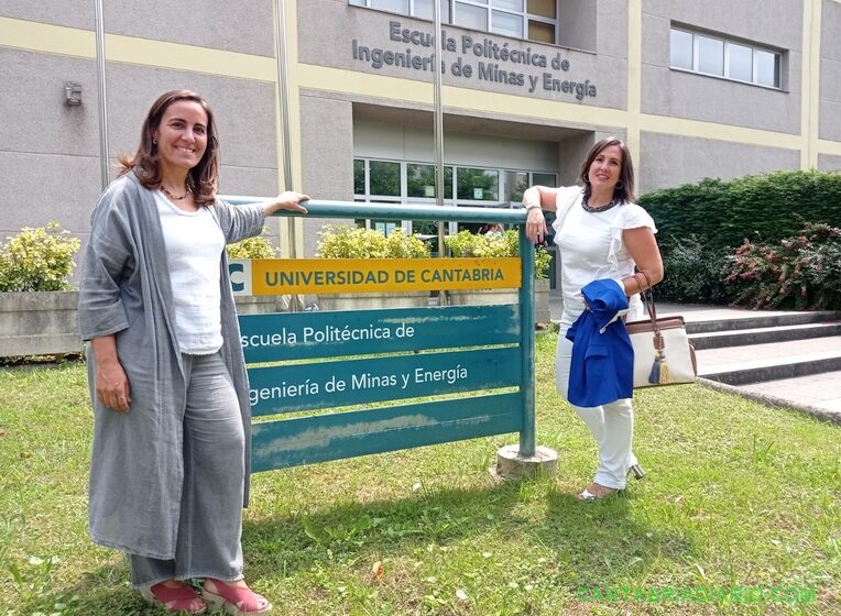 Las psicólogas Astrid Illán Redondo y Ana del Campo Pérez en el campus universitario de Torrelavega.
