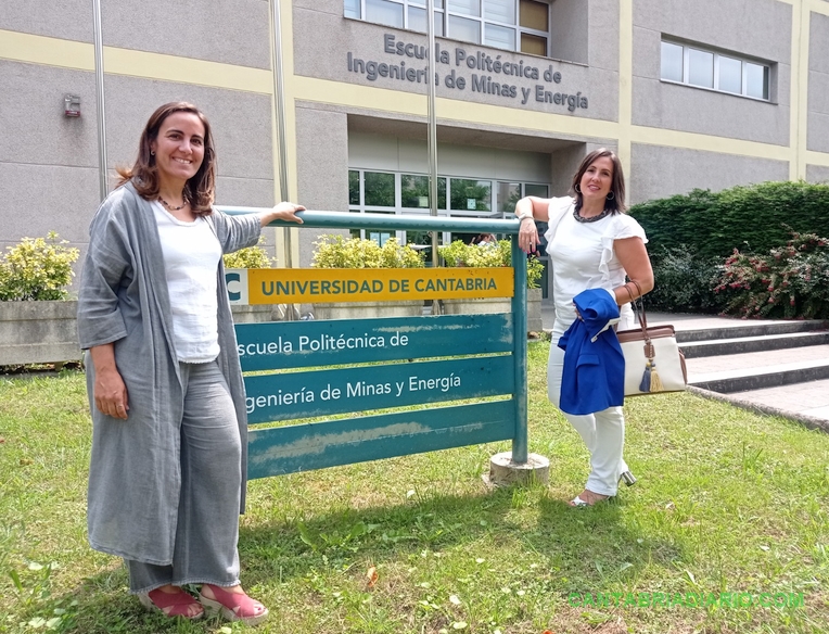 Las psicólogas Astrid Illán Redondo y Ana del Campo Pérez en el campus universitario de Torrelavega.