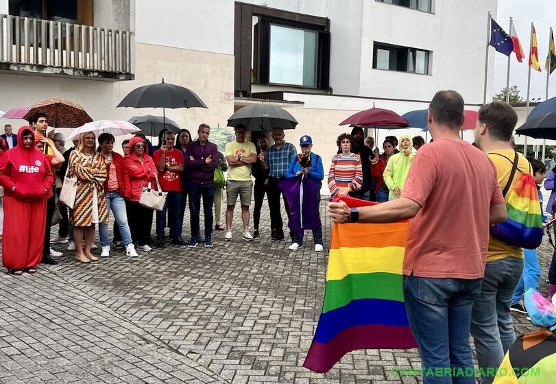  Reivindican la importancia de la bandera LGTBI frente al Ayuntamiento de Bezana