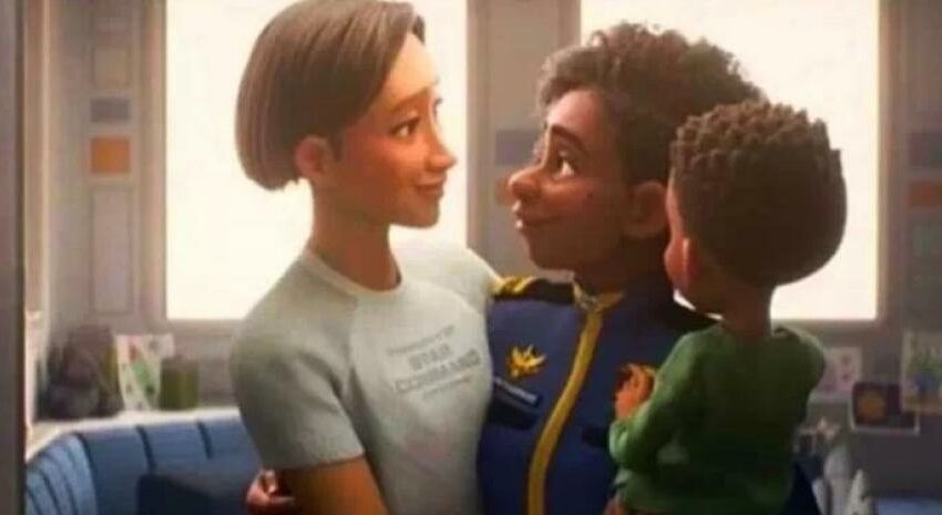 PP-VOX en Santa Cruz de Bezana vetó la película "Lightyear" por un fugaz beso entre dos mujeres - Fotograma de la película de Disney-Pixar