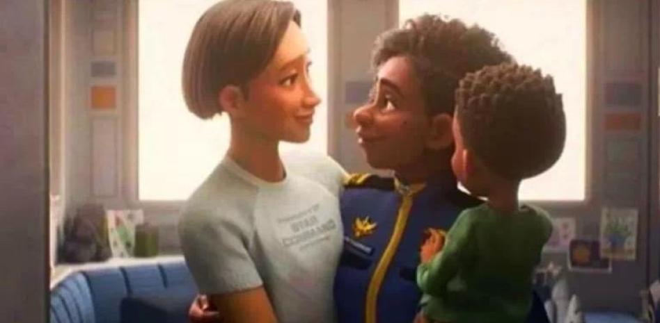PP-VOX en Santa Cruz de Bezana vetó la película "Lightyear" por un fugaz beso entre dos mujeres - Fotograma de la película de Disney-Pixar