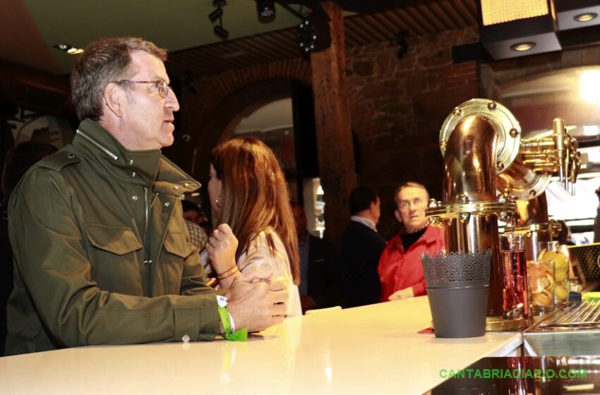 En la imagen Alberto Núñez Feijóo en un bar de Torrelavega -(C) Foto: David Laguillo