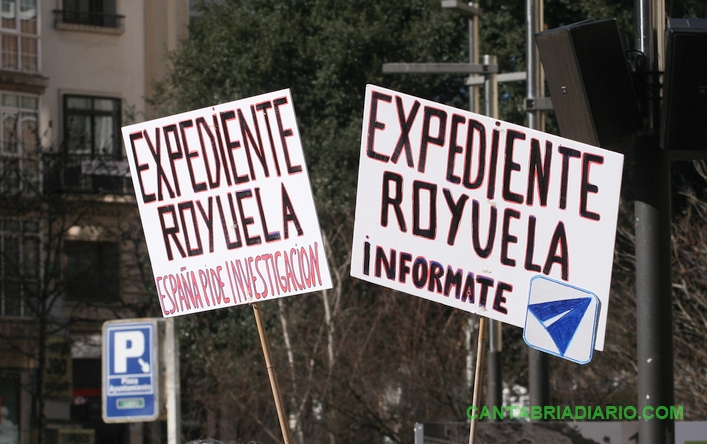 En la imagen una manifestación negacionista en el centro de Santander, con carteles sobre el bulo del "Expediente Royuela" - (C) Foto: David Laguillo - CANTABRIA DIARIO