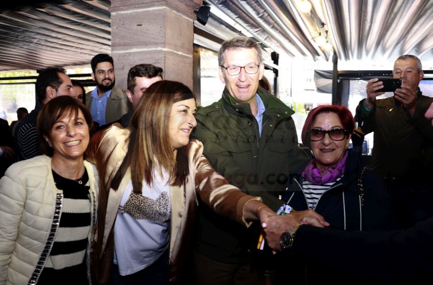 En la imagen Alberto Núñez Feijóo acompañado de María José Sáenz de Buruaga y simpatizantes del PP durante su visita a Torrelavega - (C) Foto: David Laguillo-CANTABRIA DIARIO