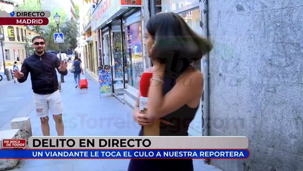 Fotograma del programa "En boca de todos" donde un individuo tocó el culo en directo a la reportera Isabel Balado (MEDIASET)