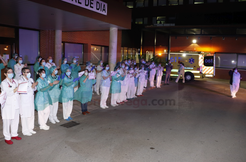 En la imagen de archivo, aplausos al personal sanitario en el exterior del Hospital Sierrallana - (C) Foto: DAVID LAGUILLO - CANTABRIA DIARIO