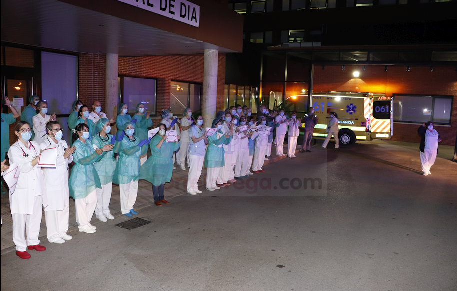 En la imagen de archivo, aplausos al personal sanitario en el exterior del Hospital Sierrallana - (C) Foto: DAVID LAGUILLO - CANTABRIA DIARIO