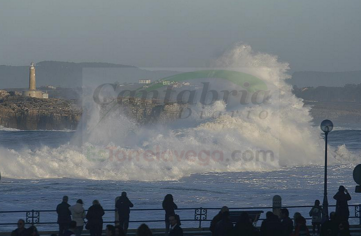 Imagen de archivo de un temporal en Santander - (C) Foto: David Laguillo/CANTABRIA DIARIO