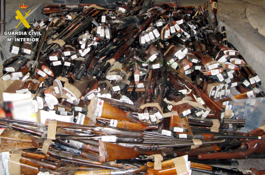 La Guardia Civil de Cantabria ha destruido este año casi 3.000 armas de fuego, blancas y prohibidas