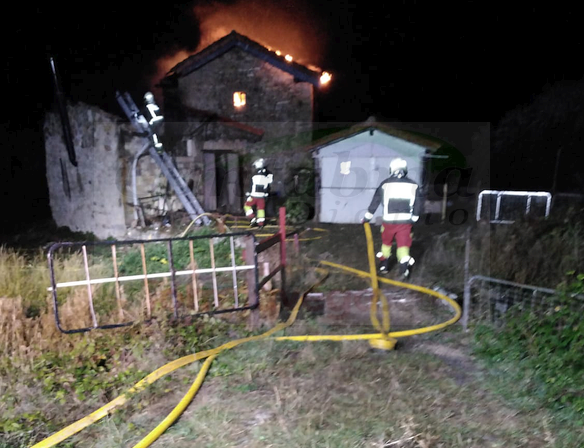  Bomberos del 112 extinguen un incendio en un molino de Campoo de Enmedio