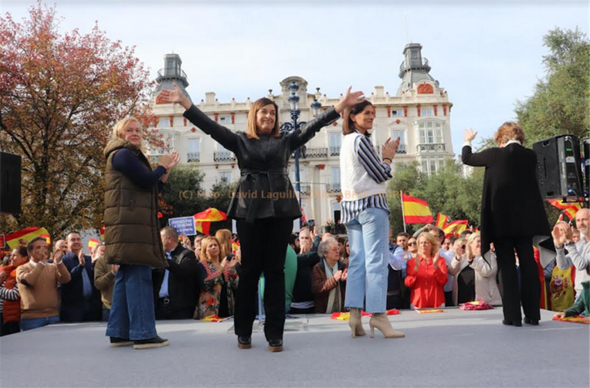  Miles de personas secundan en Santander la concentración del PP contra la amnistía PSOE-JUNTS