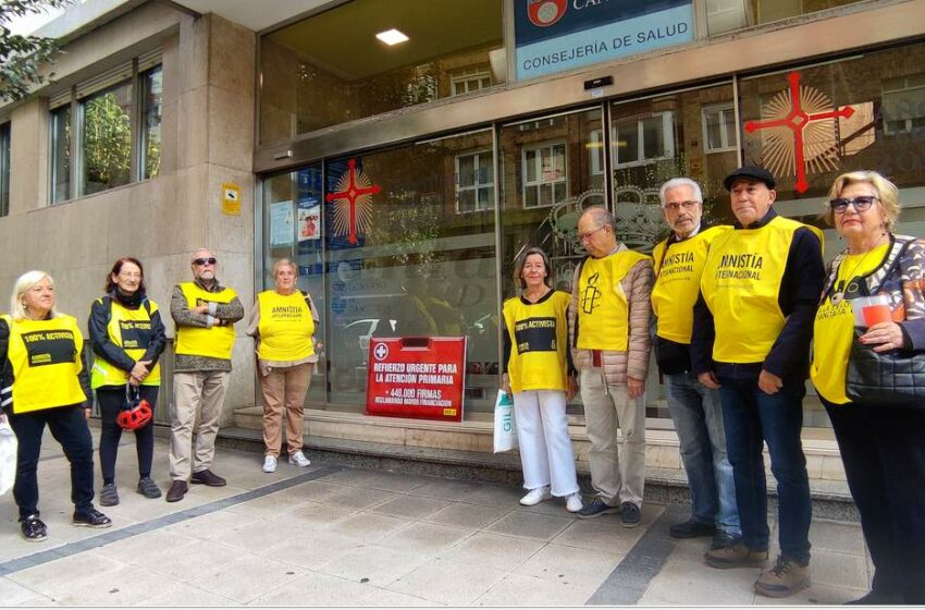  Amnistía Internacional Cantabria entrega firmas en Sanidad pidiendo más gasto en Atención Primaria
