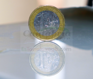 En la imagen una moneda de Euro físico, que cada vez cuesta más ganarlo y se esfuma más rápido - (C) Foto: David Laguillo-CANTABRIA DIARIO