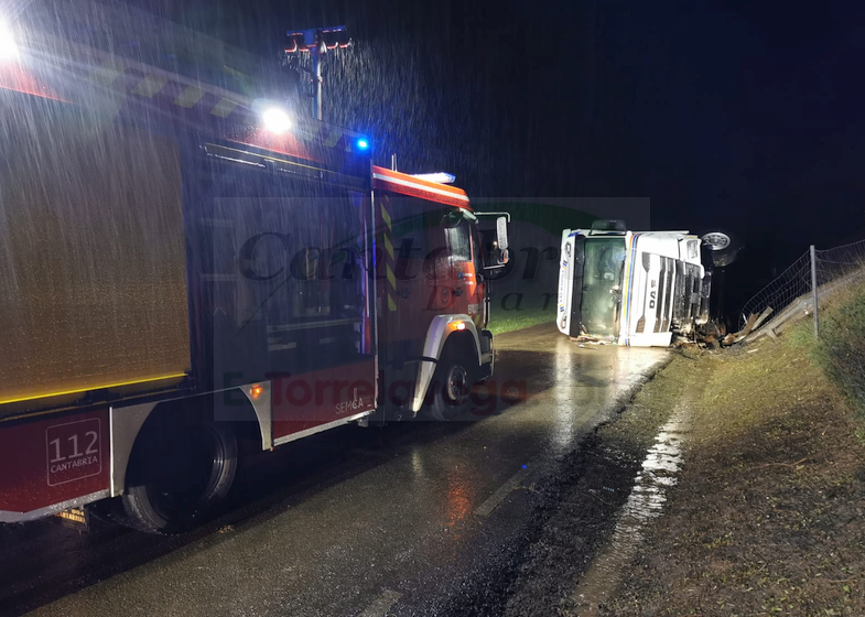 Dos heridos leves en el vuelco de un camión en la A8