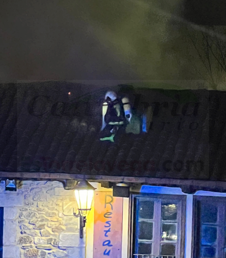 Bomberos del 112 extinguen un incendio en un local hostelero de Potes